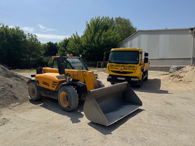 Doprava štrku sklápacím autom